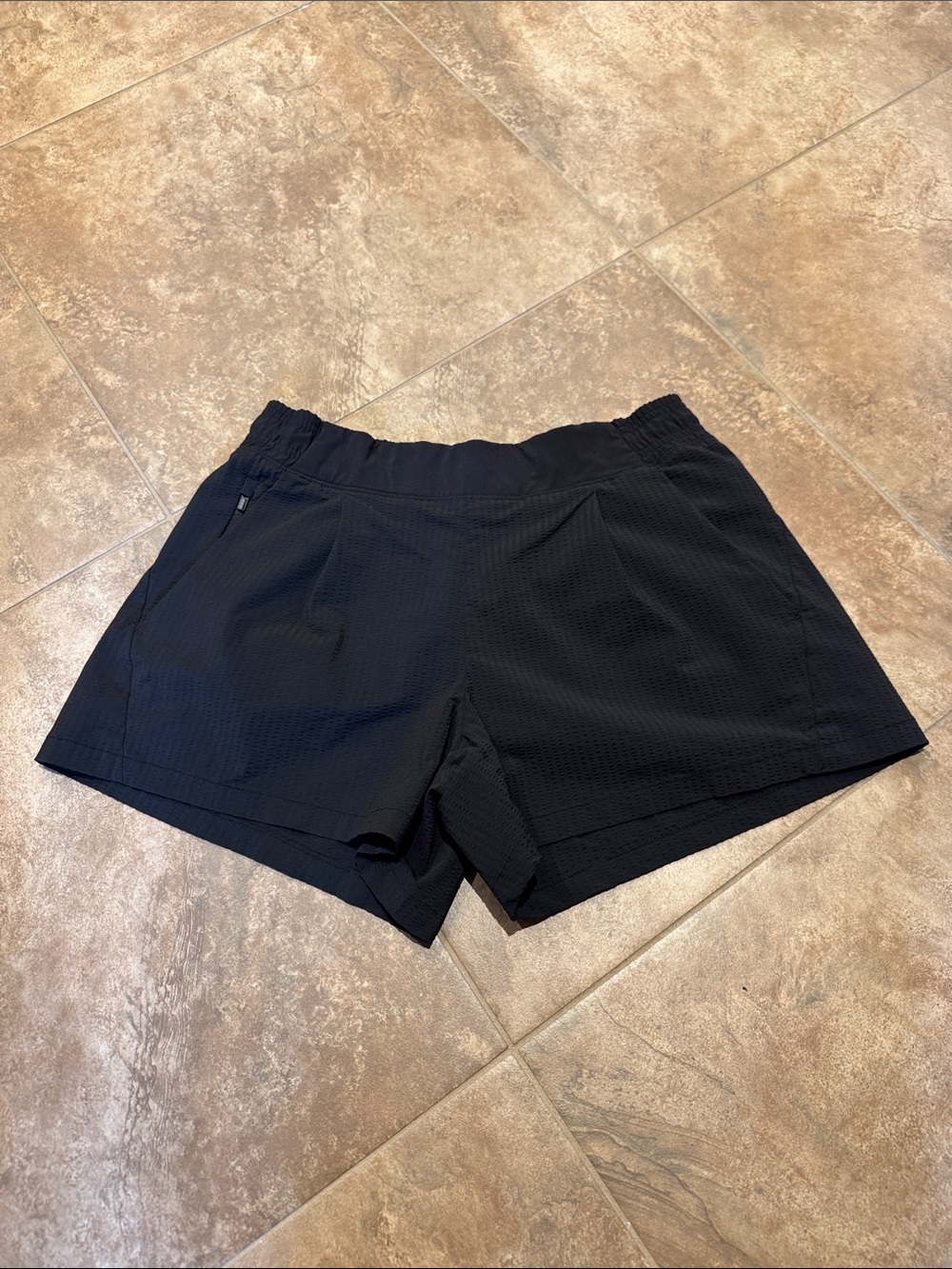 Athleta Textured Brooklyn Short in Black—Size 6